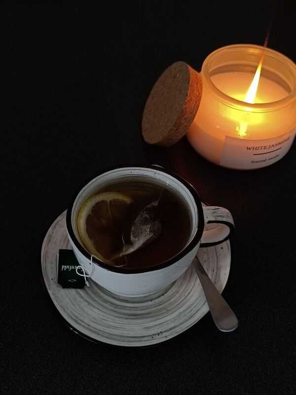 Taza de té caliente en una mesa, ambiente tranquilo y acogedor