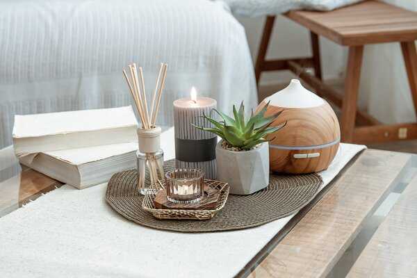 Mesa con taza y luz suave, un rincón acogedor para una pausa tranquila
